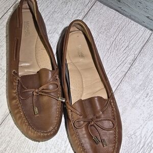 Michael Kors MK Leather Slip On Loafers Brown Size 8M Logo Tag Preppy Schoolgirl